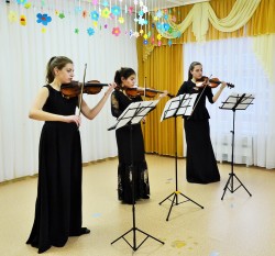 Антонио Вивальди. Концерт для трех скрипок. Исполняют (слева направо)  Сабрина Прокопович, Элен Мамиконян, Каролина Дыба.